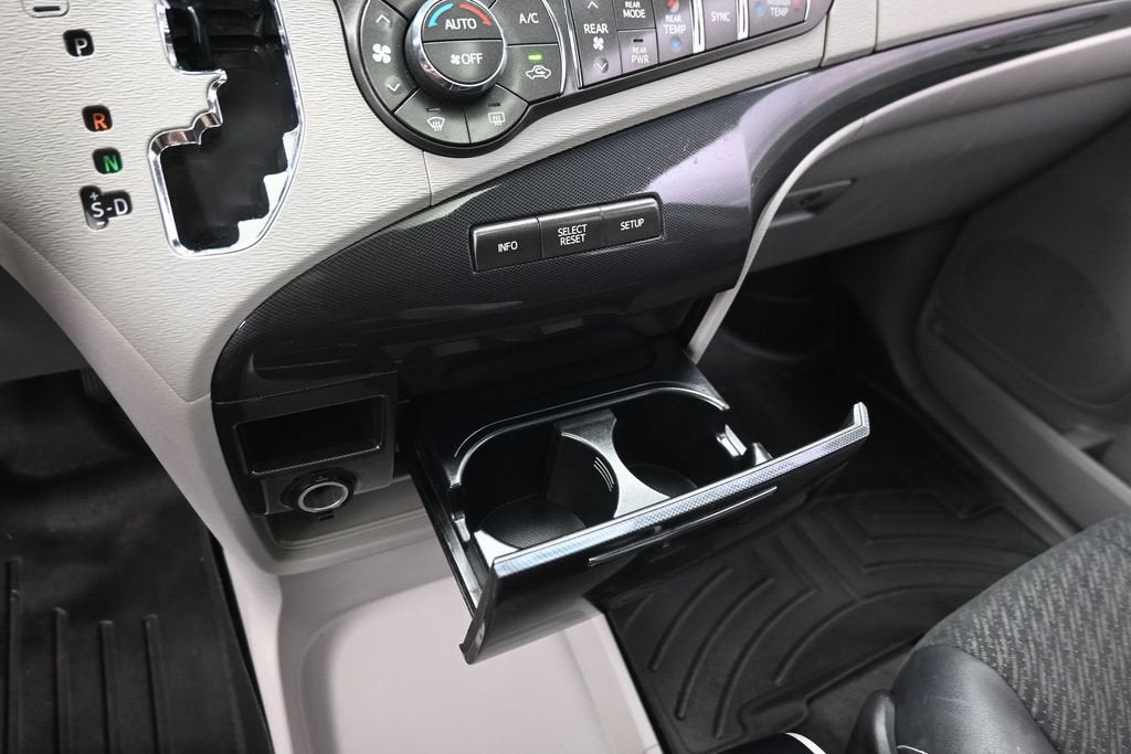 2014 Toyota Sienna SE 8 Passenger