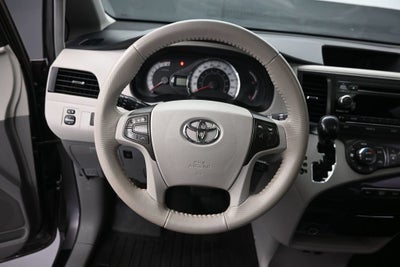 2014 Toyota Sienna SE 8 Passenger