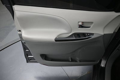 2014 Toyota Sienna SE 8 Passenger