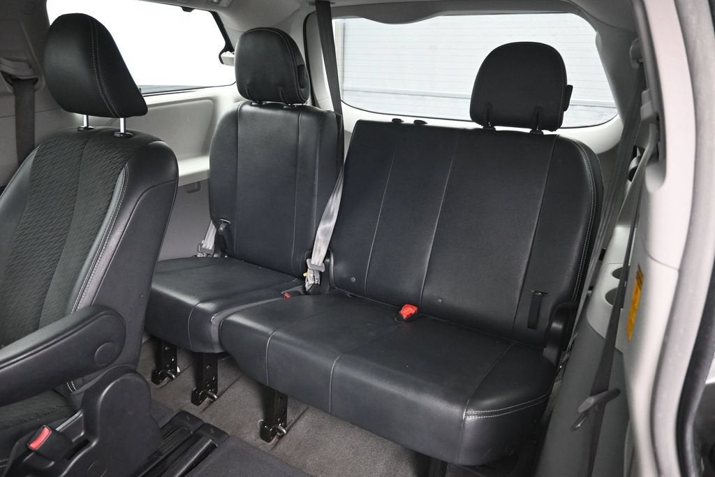 2014 Toyota Sienna SE 8 Passenger