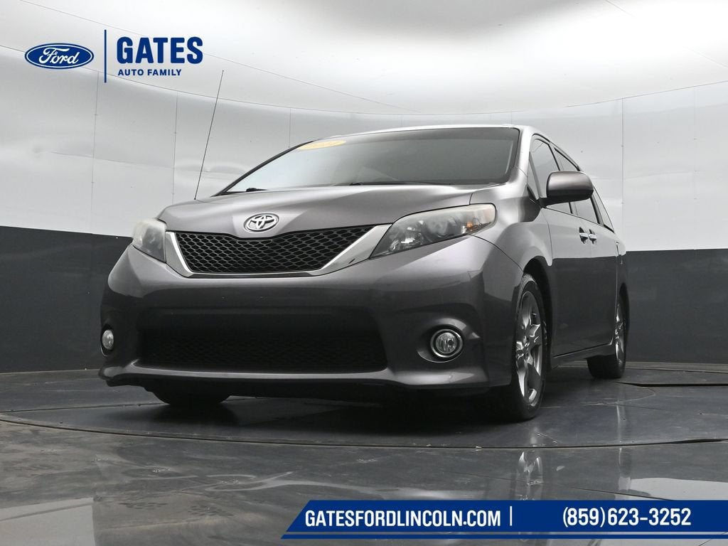 2014 Toyota Sienna SE 8 Passenger
