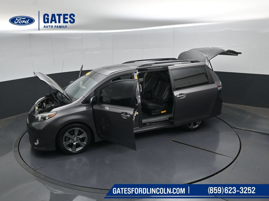 2014 Toyota Sienna SE 8 Passenger