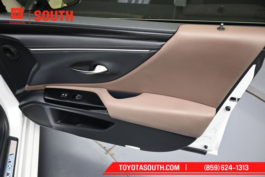 2025 Lexus ES 300h Ultra Luxury