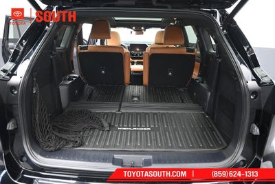 2023 Toyota Highlander Hybrid Platinum